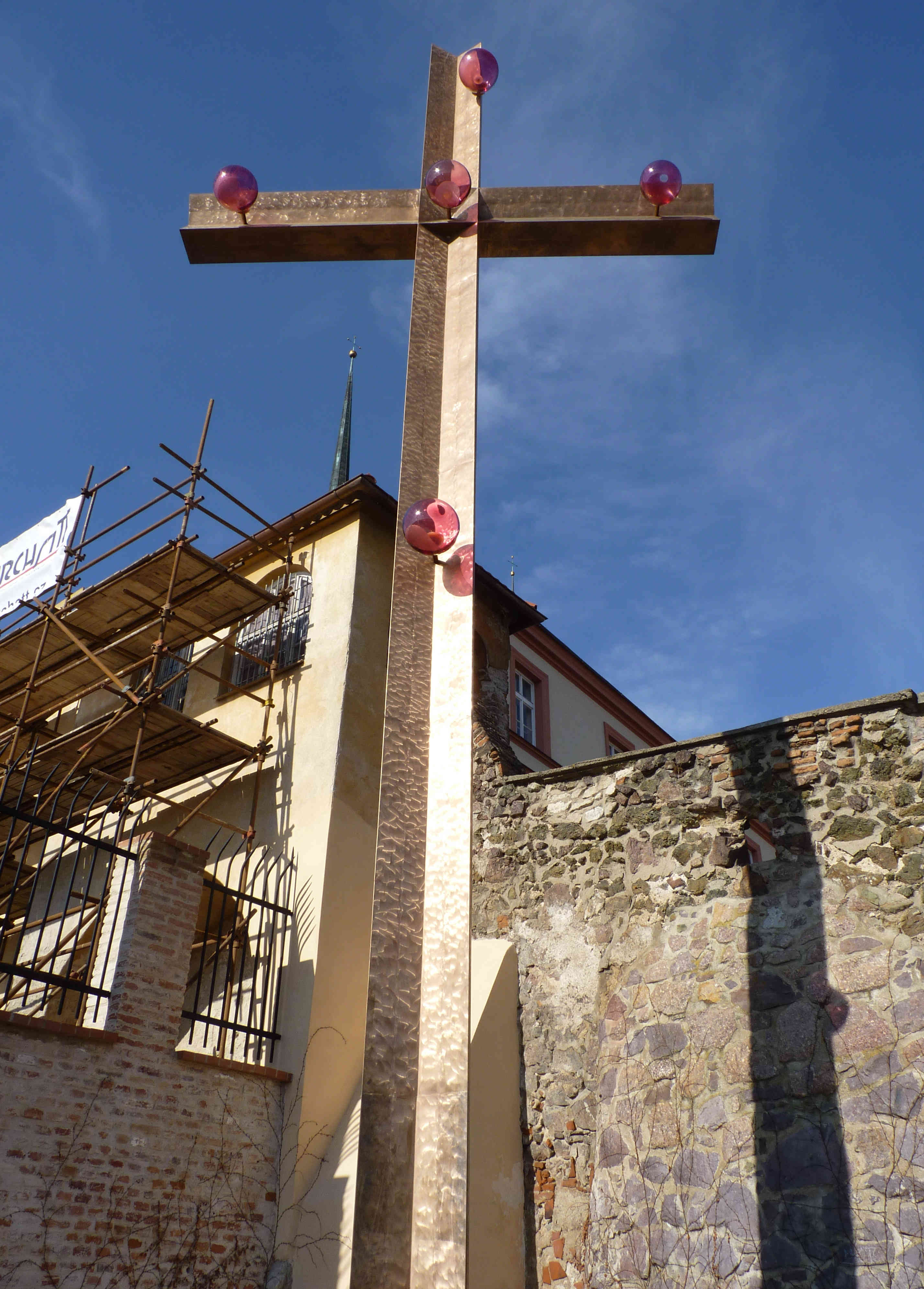 Dvanáctimetrový kříž připomíná návštěvu papeže Benedikta XVI. v Brně.